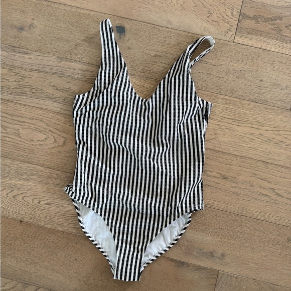 Athleta Other - Athleta Seersucker V-Neck One Piece Swimsuit Black White Size: M